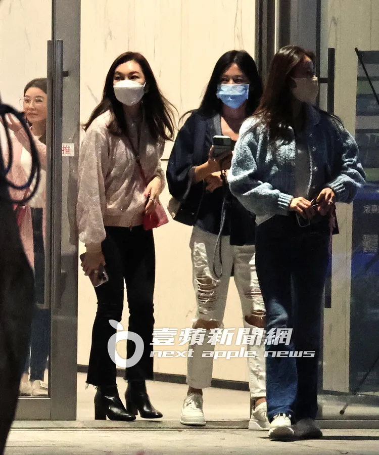林心如（右起）、林熙蕾、曾馨瑩及陳怡蓉離開國賓中餐廳。特勤中心攝