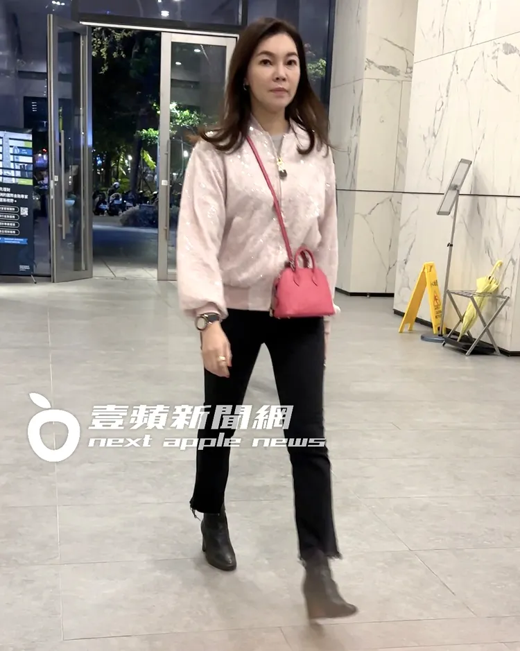 郭台銘夫人曾馨瑩肩背桃紅色BOLIDE包，一身粉紅色系穿搭。特勤中心攝