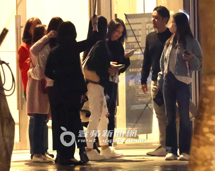 陳怡蓉（左）餐畢和曾馨瑩擁抱道別。特勤中心攝