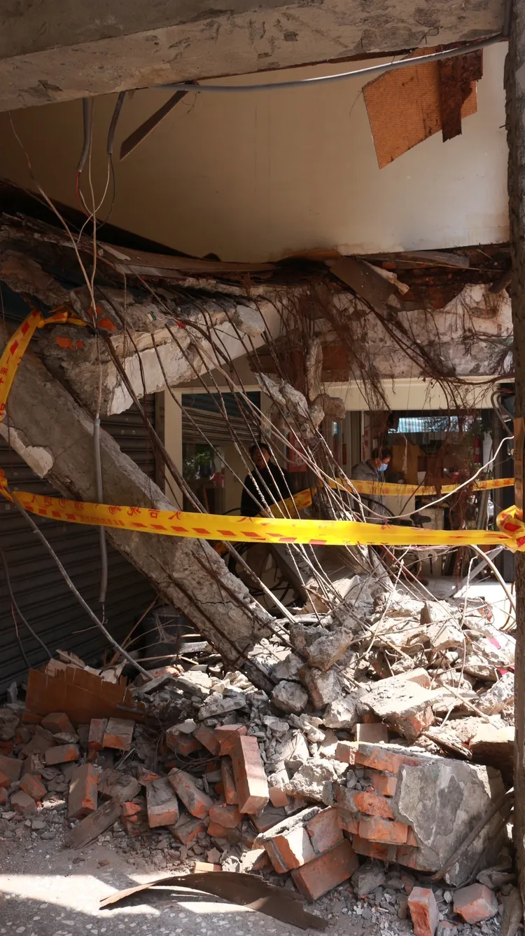 20日上午，建管處再次會同三大專業技師公會至文昌街坍塌公寓會勘。記者葉家瑋攝