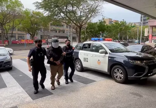 男欠債持槍搶銀行　行員機智偷按警鈴！警趕到制伏竟是玩具槍