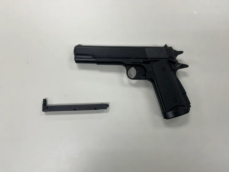 警方查扣作案玩具槍。龜山警分局提供