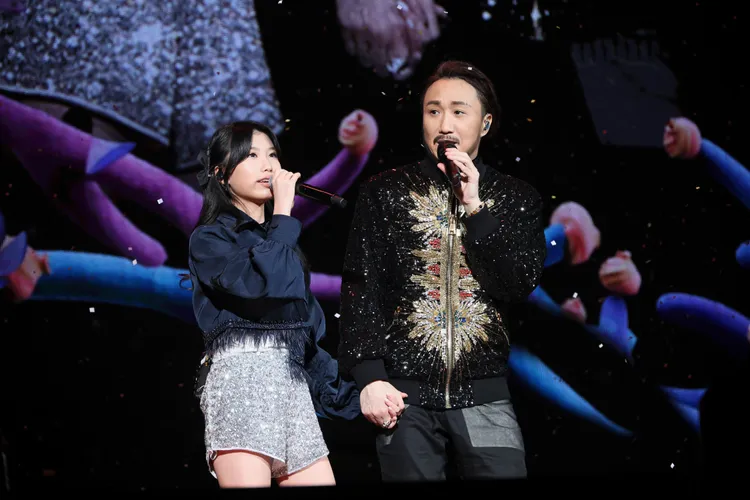 鄭中基（右）和12歲愛女Emma同台飆歌。寬宏藝術提供