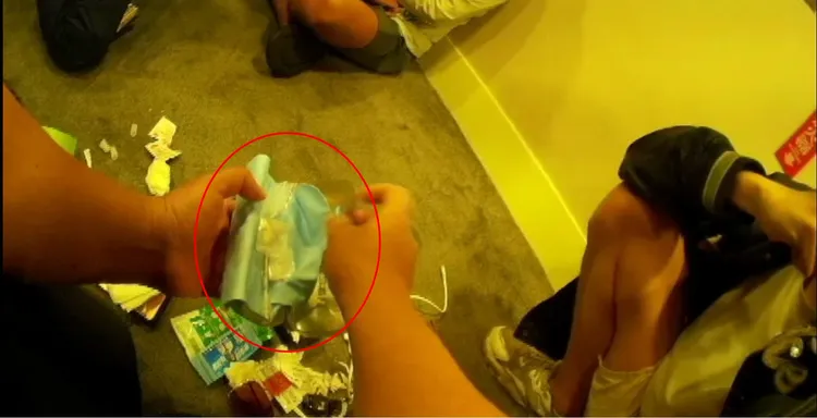 警方在蘇男眼鏡盒內查獲毒品及針頭。民眾提供