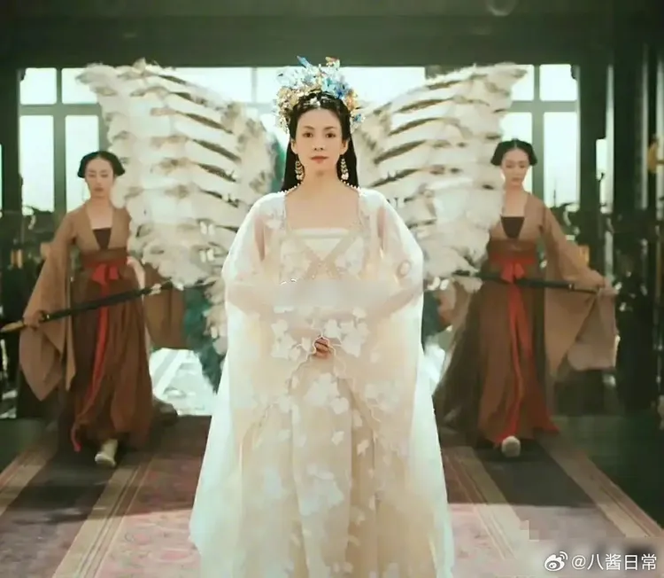 章子怡之前在陸劇《上陽賦》插著翅膀演出女主角的少女時期被嫌老。翻攝八醬日常微博