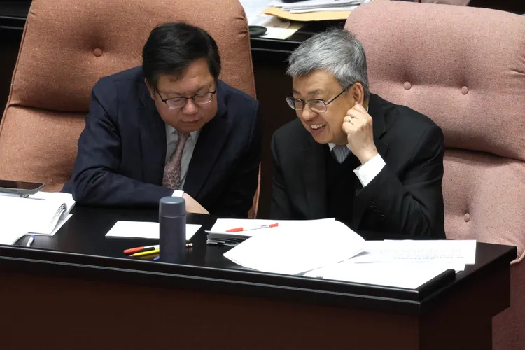 陳建仁今率副院長鄭文燦及部會首長列席院會備詢。彭欣偉攝