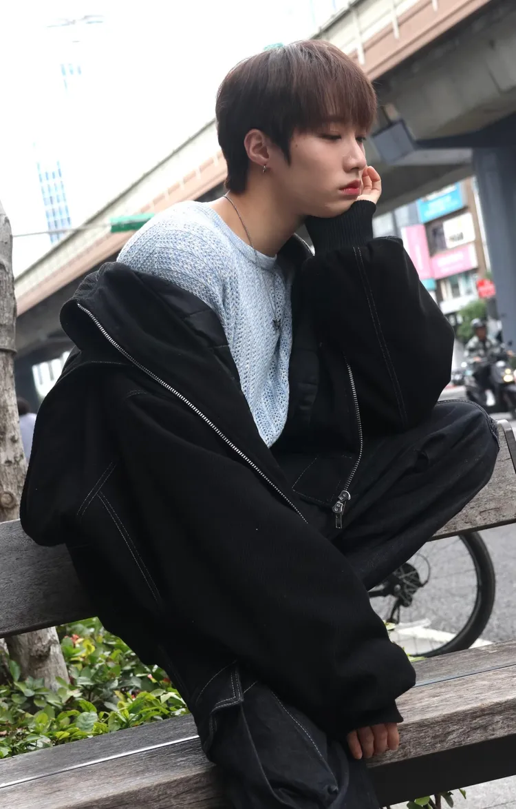 陳冠叡去韓國前，媽媽幫他求平安符和紅線護身。彭欣偉攝