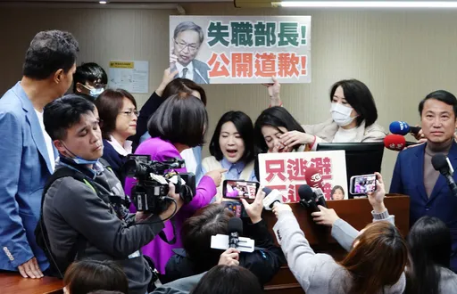 女委混战|吴思瑶被陈玉珍熊抱架离质询台!徐巧芯比这手势 她委屈喊「好想吐」