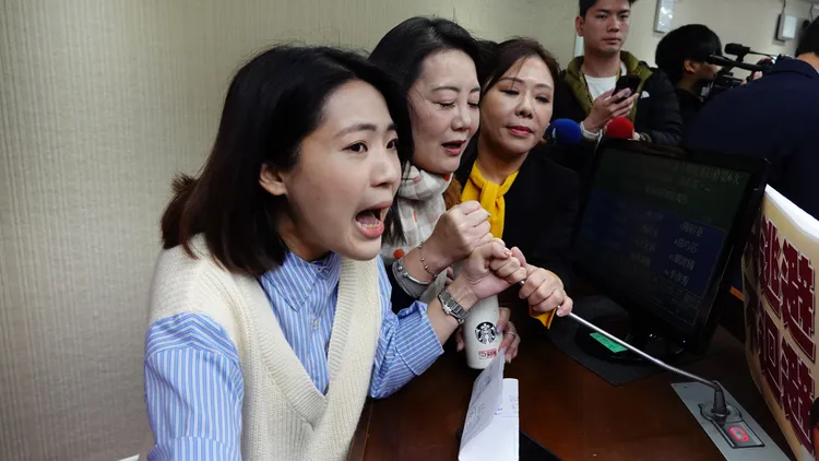 徐巧芯跟吳思瑤搶麥克風。莊宗達攝