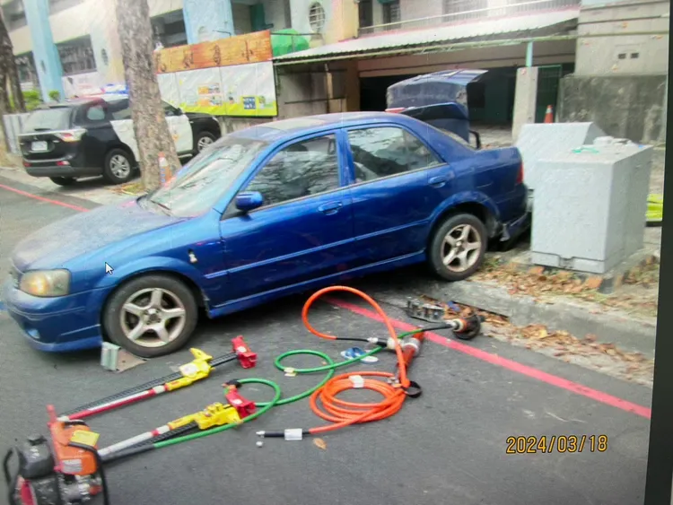 老翁被撞夾在變電箱之間。翻攝畫面