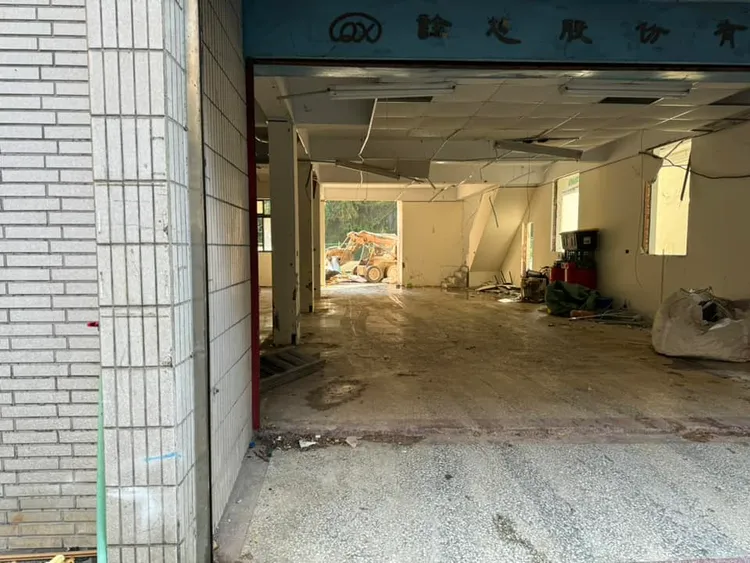 黃國昌汐止違建怪手開挖了，此為正面照。翻攝劉宇臉書