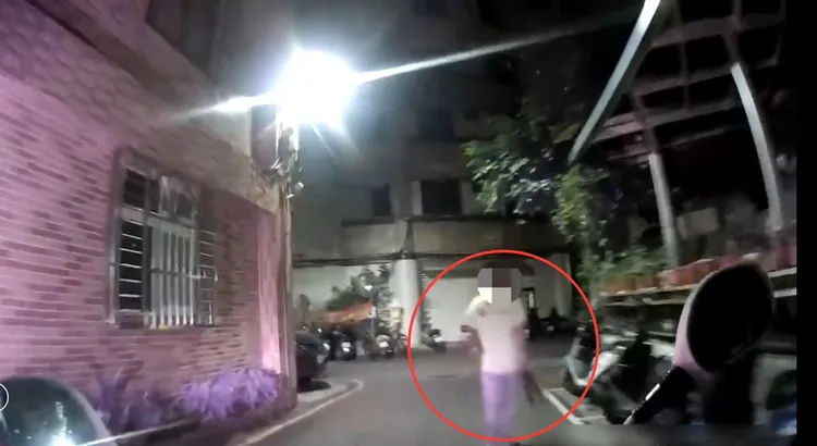 有毒品前科的曾嫌亮雙刀於街上遊走，嚇壞不少人。翻攝畫面