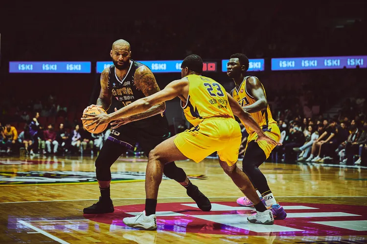 卡森斯(左)。T1提供