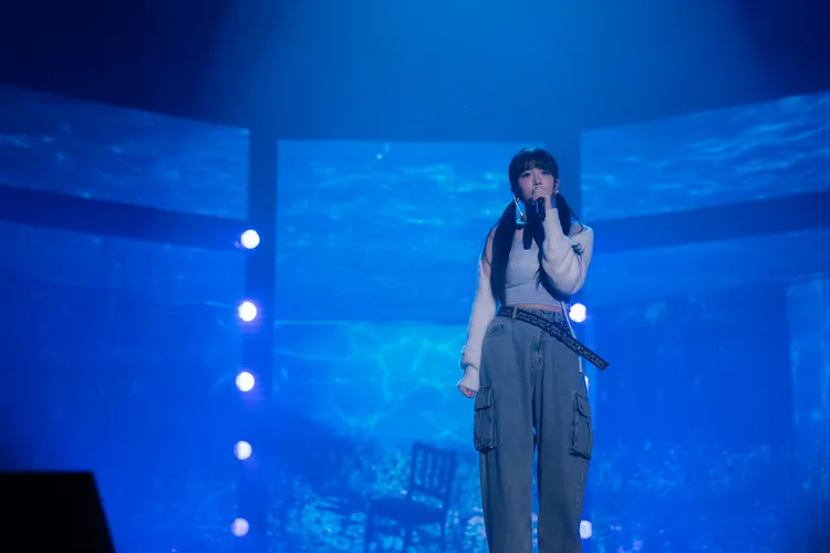 Rei首場時因腰痛一度下台，被發現腰際貼了藥布。Live Nation Taiwan提供