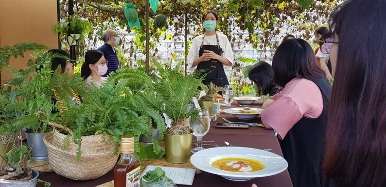 高市府補助綠屋頂，圖為三民家商辦理屋頂菜園食材饗宴教育活動。市府提供