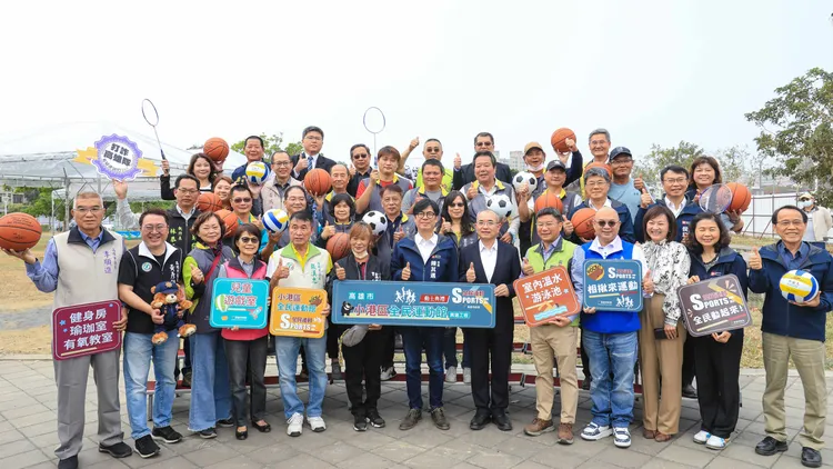 市長陳其邁與民意代表及里長合影。市府提供