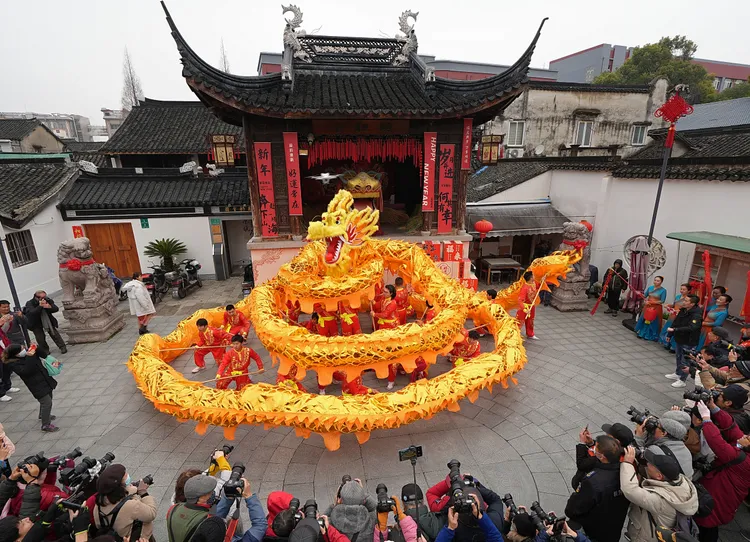 上海浦東新區三林鎮的舞龍。新華社