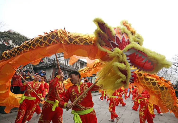 齊邁可說，中國對外國記者關上大門，不讓外國記者親身接觸中國民眾，只會適得其反；圖為上海浦東新區三林鎮的舞龍。新華社