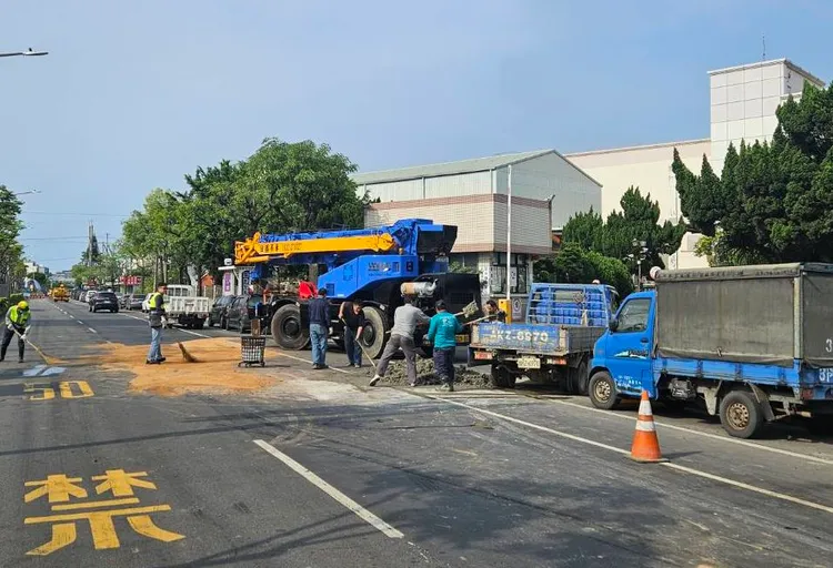 工務人員到場清理。蘆竹警分局提供