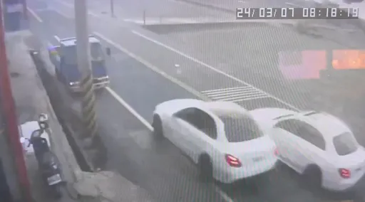 賓士超車賓士踢鐵板!驚險畫面曝光 逆向撞翻路邊貨車釀1傷