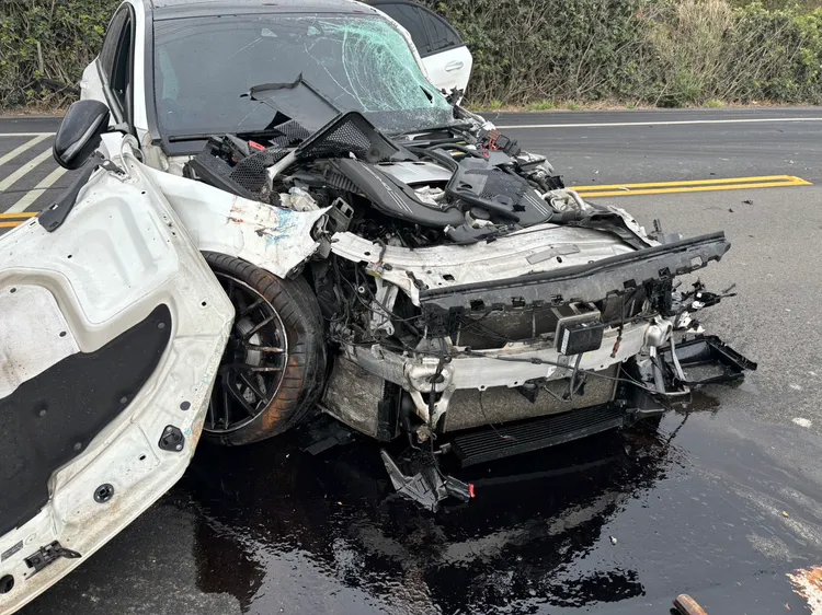 肇事賓士車頭幾乎全毀。民眾提供