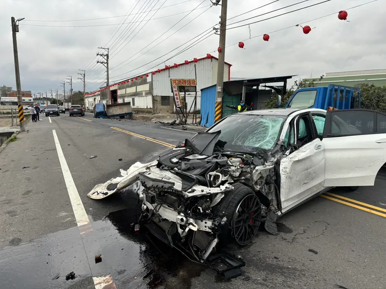 肇事賓士車逆向超車不成，撞上路邊小貨車。民眾提供
