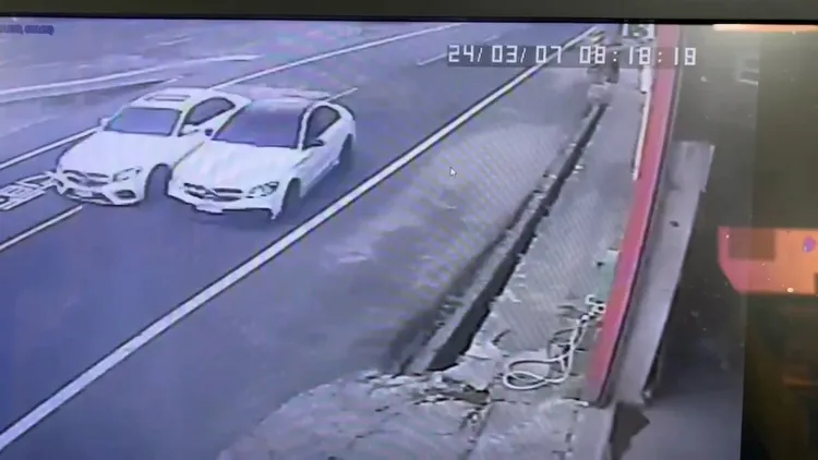 肇事賓士車（畫面右側）早在分向線為虛線時就想超車，但前車疑似故意不讓。民眾提供