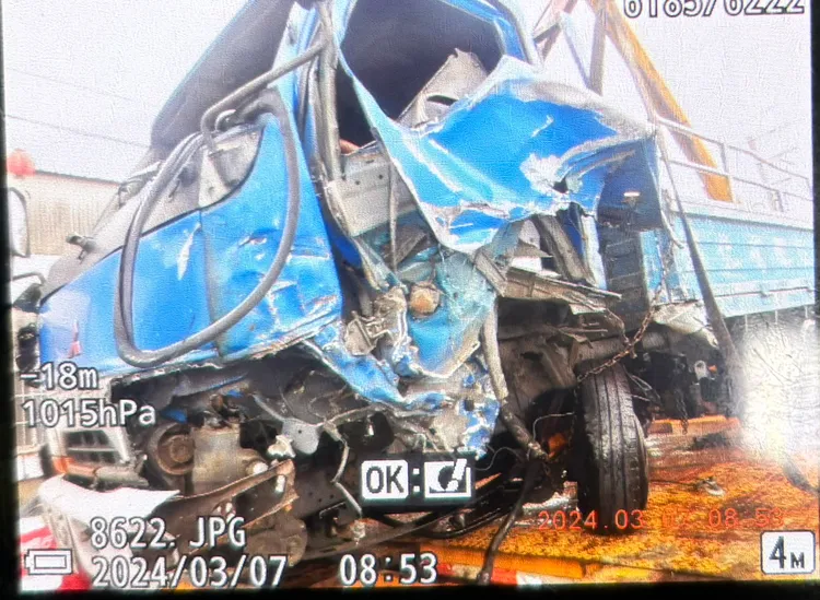 被撞翻的自小貨車。民眾提供