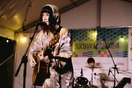 持修首登美國演出 驚見「假狗」亂入萌翻