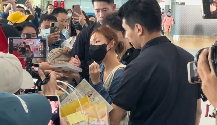 華莎4度停下腳步為粉絲簽名。陳薇安攝