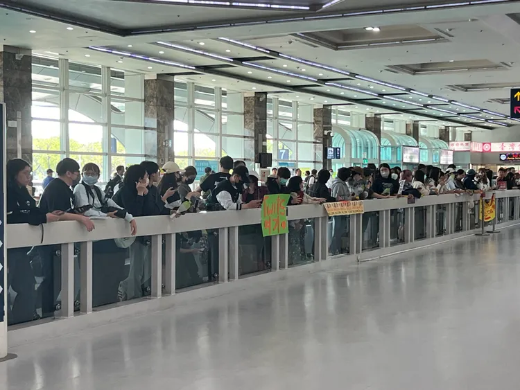 上百名粉絲守候在小港機場接華莎。陳薇安攝