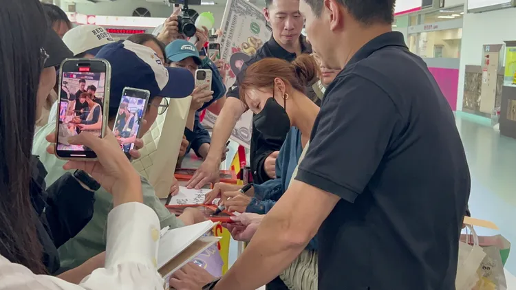 華莎有求必應，踏進入境大廳後埋首狂簽。陳薇安攝