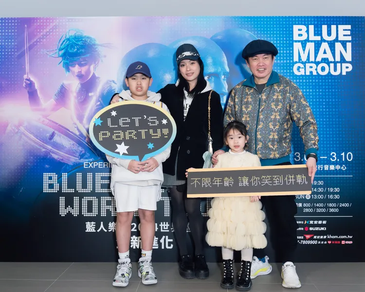 康康帶著全家觀賞藍人樂團。寬宏藝術提供