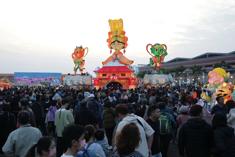 台灣燈會高鐵燈區下午湧現人潮。市府提供