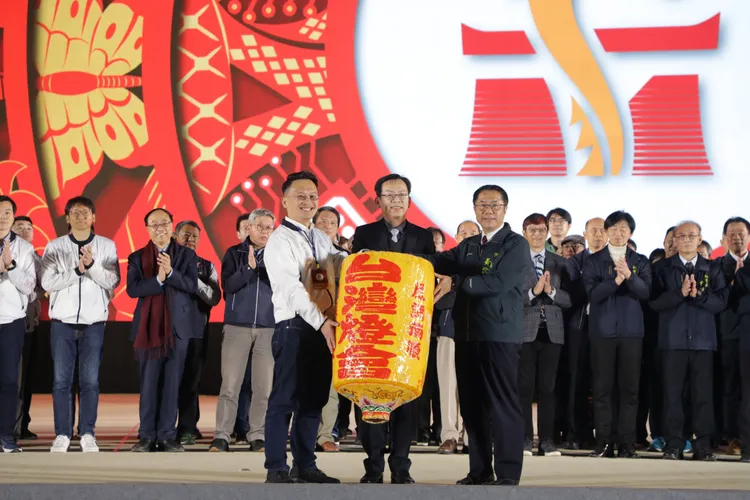 黃偉哲將象徵主辦權的「台灣燈會」燈籠交給桃園市副市長蘇俊賓，象徵正式交棒。市府提供