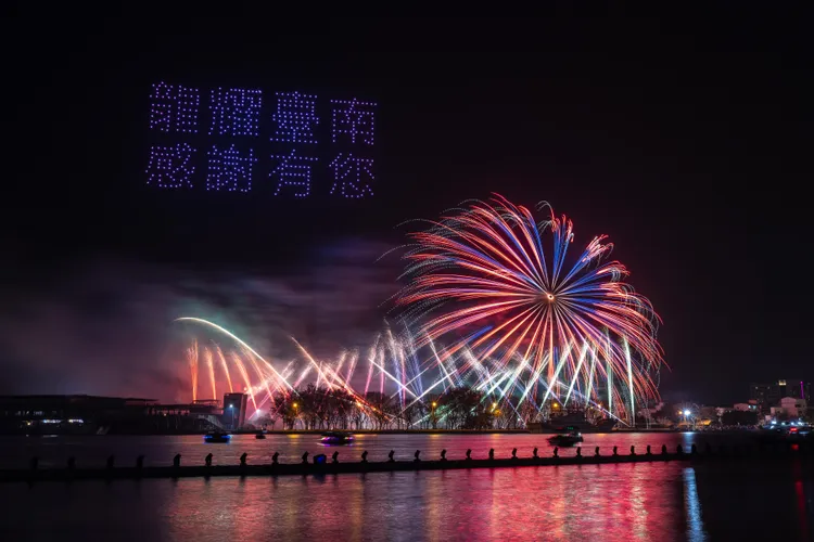 安平燈區閉幕演出。市府提供