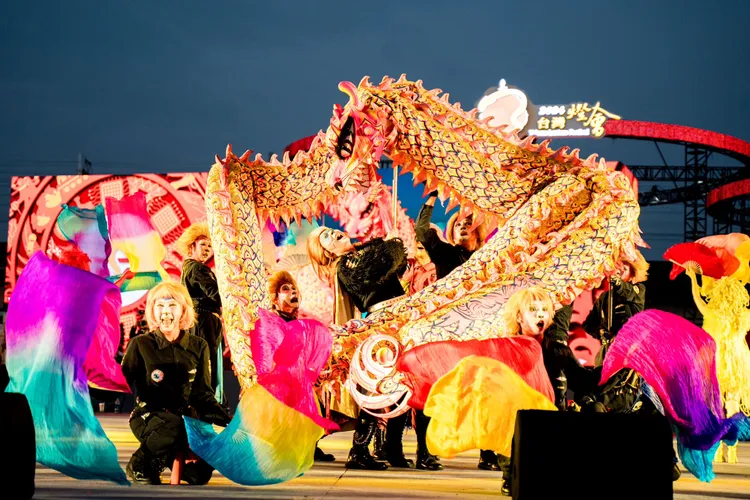 有遊客讚稱表演、燈藝都好好看。市府提供