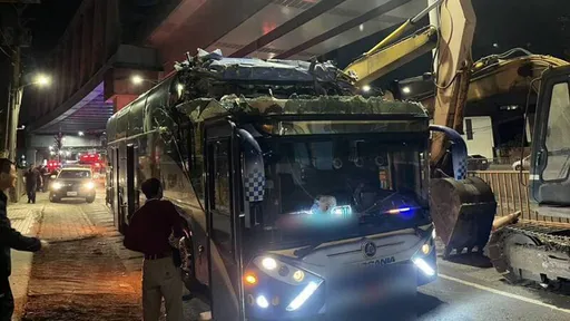 高雄遊覽車衝撞涵洞1死14傷 陳其邁赴醫院探視傷者