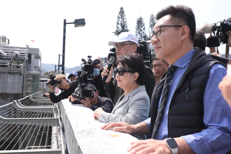 盧秀燕在立法院副院長江啟臣等人陪同下，到石岡壩視察水情。市府提供