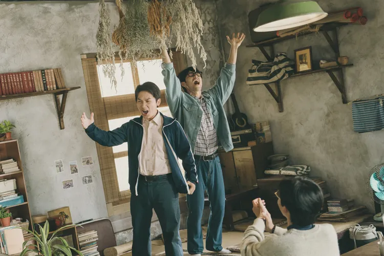 《鹽水大飯店》劇中張耀仁（右）與好友蔡昌憲、洪毓璟，時常在合作社中一起暢談秘密與夢想。公視台語台提供