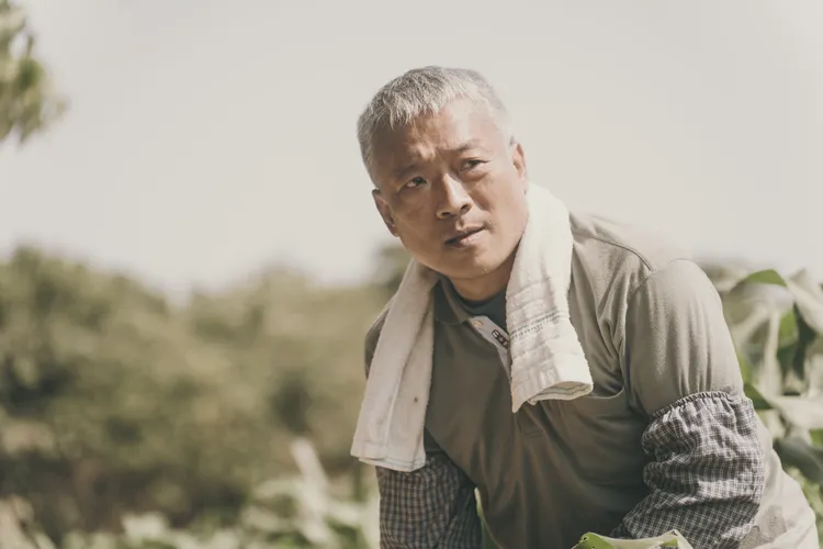 謝銘祐飾演主角張耀仁父親，欠債導致家庭陷入困境。公視台語台提供