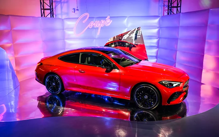 CLE Coupé修長的車頭比例，前傾的「Shark Nose」星芒型水箱護罩，標配AMG Line外觀的運動化進氣壩與擾流板，使車身動感氛圍表露無遺。業者提供