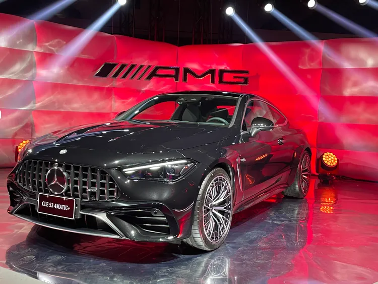 CLE 53 4MATIC+ Coupé外型視覺張力更加強烈，包含AMG引擎蓋散熱孔與AMG徽飾、AMG直瀑式水箱護罩、AMG專屬空力套件。林浩昇攝