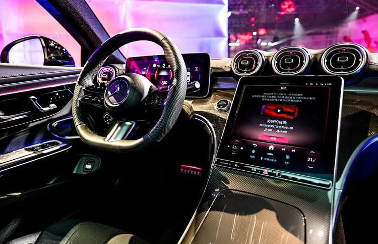 全新CLE車系採用新一代MBUX多媒體系統，明確强化了駕駛導向的設計。業者提供