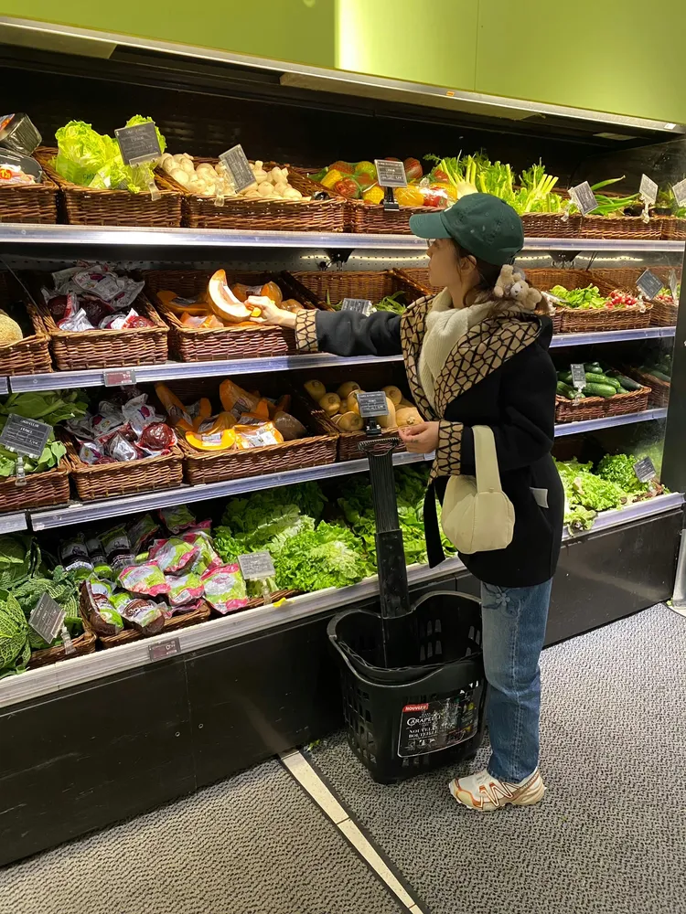 蔡依林逛起超市還拿起南瓜端詳。翻攝蔡依林工作室微博