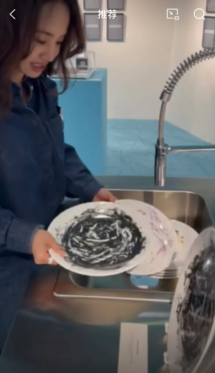 蔡依林的時尚之旅竟直接刷起盤子。翻攝蔡依林工作室微博