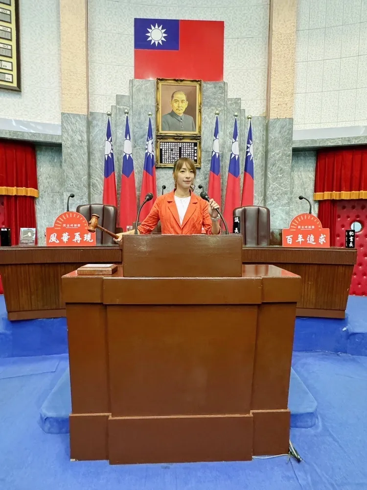 段慧琳在台中霧峰的省議會議事大廳體驗質詢秀。民視提供