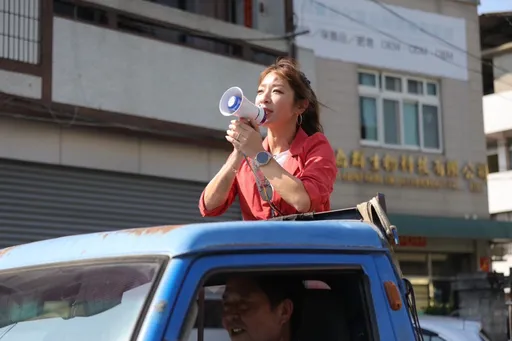 主持人转战政治圈? 段慧琳拿大声公「扫街拜票」