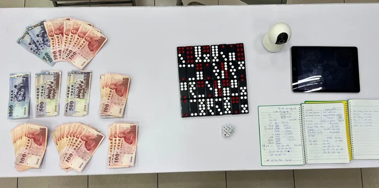 警方查扣賭資與賭具。翻攝畫面