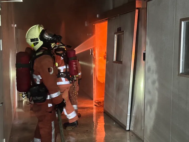 警消深入火場搶救。新竹市府提供